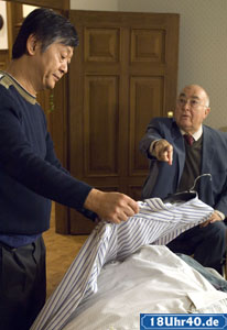 Lindenstraße: Dressler (Ludwig Haas, re) mistet seine Wohnung aus schließlich braucht er Platz für Hannelore. Gung (Amron Surangkanjanajai) hilft beim Aufräumen.