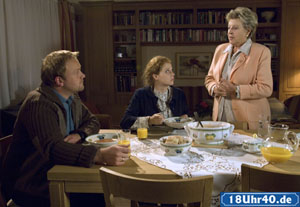 Lindenstraße: Helga (Marie-Luise Marjan, re) hat Nastya (Anja Antonowicz) und Klaus (Moritz A. Sachs) zum Essen eingeladen nicht ohne Hintergedanken. Ihr ist die Beziehung seit langem ein Dorn im Auge.