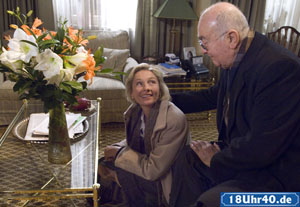 Lindenstraße: Ein Blumenstrauß als Willkommensgruß: Hanne (Wookie Mayer) zieht heute bei Dressler (Ludwig Haas) ein.