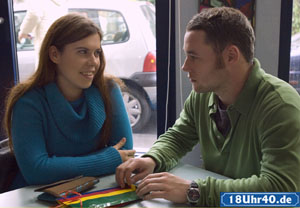 Lindenstraße: ein Dach über dem Kopf: Bruno (Michael Neupert) fragt Sarah (Julia Stark), ob er bei ihr einziehen kann.