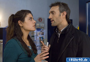 Lindenstraße: Marcella (Sara Turchetto) bittet Julian (Urs Villiger) inständig, seine Finger von der jungen Irina zu lassen.