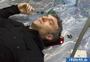 Lindenstraße: Getroffen: Julian (Urs Villiger) liegt schwer verletzt am Boden. Soeben hat Olaf seine Wut an ihm ausgelassen.