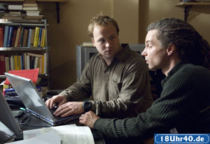 Lindenstraße: Nach dem erfolgreichen Abschluss seines Studiums hilft Klaus (Moritz A. Sachs, li) nun seinem erkrankten Freund Momo (Moritz Zielke) bei dessen Diplomarbeit.