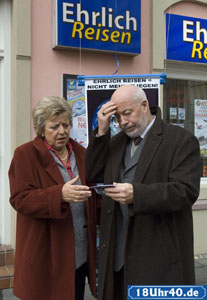 Lindenstraße: Erich (Bill Mockridge) kann nicht begreifen, dass Helga (Marie-Luise Marjan) auf Zorros Umweltaktion hereingefallen ist das Ganze schadet dem Geschäft.