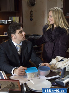 Lindenstraße: Lisa (Sontje Peplow) war sogar bei Dressler und seiner Hannelore, um Werbung für Murat (Erkan Gündüz) und dessen Hemdenladen zu machen. Das Geschäft läuft zwar gut, ist nach Lisas Meinung aber ausbaufähig.