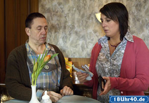 Lindenstraße: Zahltag im Café: Ines (Birgitta Weizenegger) übergibt Olaf (Franz Rampelmann) den ihm zustehenden Unterhalt.