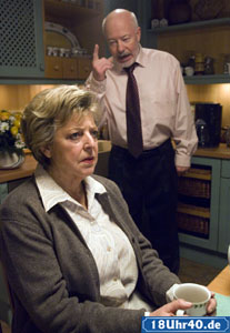 Lindenstraße: Erich (Bill Mockridge) hält Helga (Marie-Luise Marjan) eine ordentliche Standpauke: Sie soll endlich mit ihren albernen Verdächtigungen aufhören.