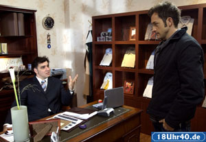 Lindenstraße: Murat (Erkan Gündüüz, li) erzählt Alex (Joris Gratwohl) die Wahrheit: Sein Hemdenladen ist nicht die Erfüllung eines Traumes, sondern eher eine Belastung.