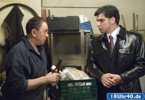 Lindenstraße:  Murat (Erkan Gündüz, re) plant bereits für seine Döner-Bude und will von Olaf (Franz Rampelmann) Teile der ehemaligen Imbiss-Einrichtung haben.