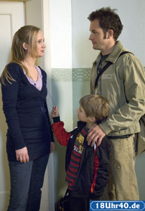 Lindenstraße: Lisa (Sontje Peplow) versucht mit allen Mitteln, einen Keil zwischen Alex (Joris Gratwohl, re) und ihrem gemeinsamen Sohn Paul (Bastian K�nig) zu treiben.