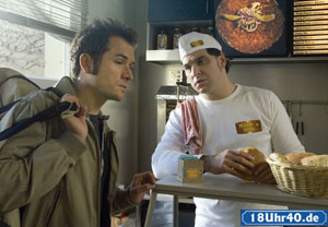 Lindenstraße: Alex (Joris Gratwohl, li) bittet Murat (Erkan G�nd�z) um Hilfe. Er soll Lisa �berzeugen, dass Paul weiterhin Fu�ball spielen darf.