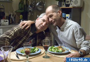 Lindenstraße: Carsten (Georg Uecker, re) tr�stet K�the (Claus Vincon). Der ist alles andere als gl�cklich mit seinem Job beim Shopping-Kanal.