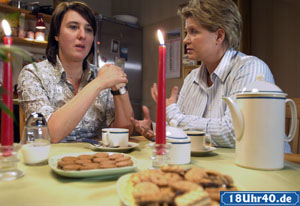 Lindenstraße: Ines (Birgitta Weizenegger) schüttet ihr Herz bei Gabi (Andrea Spatzek, re) aus. Die weiß nichts von den dramatischen Entwicklungen im Hause Kling.