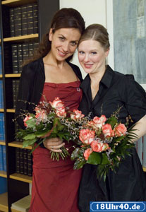 Lindenstraße: Frisch verpartnert: Suzanne (Susanne Evers, li) und Tanja (Sibylle Waury) haben sich soeben das Ja-Wort gegeben.