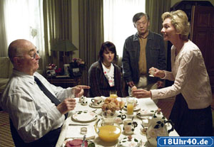 Lindenstraße: Jack (Cosima Viola, 2.v.l.) staunt, Gung (Amorn Surangkanjanajai, 2.v.r.) dagegen ist pikiert: Hannelore (Wookie Meyer, r) scheint jetzt seinen Job zu übernehmen und als Haushaltshilfe für Dressler (Ludwig Haas) zu arbeiten.