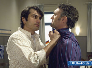 Lindenstraße: Vasily (Hermes Hodolides, li.) geht Julian (Urs Villiger) an die Gurgel. Doch der hat ein verlockendes Angebot parat...