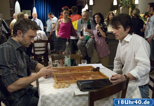 Lindenstraße: Folgenschwere Entscheidung am Tavli-Brett: Vasily (Hermes Hodolides, re.) und Julian (Urs Villiger) spielen um das "Akropolis".