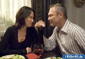 Lindenstraße: Versöhnung beim Abendessen: Urszula (Anna Nowak) und Brenner (Klaus Nierhoff) entdecken ihre alte Liebe neu.