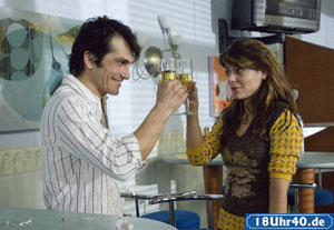 Lindenstraße: Vasily (Hermes Hodolides) ist nun stolzer Besitzer des Café Moorse und stellt Marcella (Sara Turchetto) wieder als Geschäftsführerin ein.