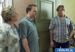 Lindenstraße: Ninas ehemaliger Kollege Wöhrl (Michael Grimm, re) erzählt Klaus (Moritz A. Sachs), dass Nina ab August wieder in München arbeiten wird. Helga (Marie-Luise Marjan) hofft, dass sich die beiden noch einmal zusammenraufen.