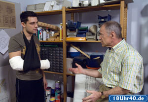 Lindenstraße: Hajo (Knut Hinz, re) redet Enzo (Toni Snetberger) ins Gewissen: Sabrina zuliebe darf er auf keinen Fall nach Afghanistan zurückkehren.