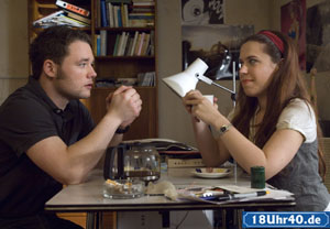 Lindenstraße: Sarah (Julia Stark) bemüht sich, locker zu bleiben und das, obwohl die Bevormundung durch Bruno junior (Michael Neupert) immer unerträglicher wird.