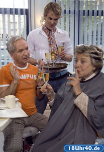 Lindenstraße: Geheimniskrämerei: Helga (Marie-Luise Marjan) plant mit Käthe (Claus Vincon, li) und Lotti (Gunnar Solka) die Hochzeitsüberraschung für Erich.