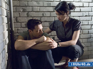 Lindenstraße:  Enzo (Toni Snetberger) leidet seit seinem letzten Afghanistan-Einsatz unter Klaustrophobie. Angelina (Daniela Bette) muss hilflos zuschauen, wie ihr Bruder leidet.