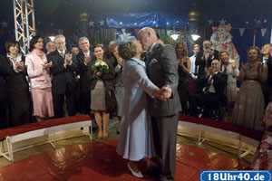 Lindenstraße:Erst das Ja-Wort, dann der Kuss: Helga (Marie-Luise Marjan) und Erich (Bill Mockridge) heiraten zum zweiten Mal diesmal im Zirkus. Freunde und Nachbarn haben als Überraschung das Zirkuszelt samt Programm gemietet. 