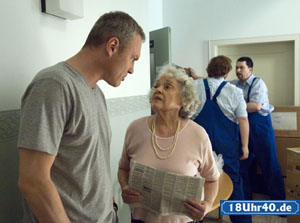 Lindenstraße: Hilde (Giselle Vesco) bemerkt es mal wieder als Erste: Brenner (Klaus Nierhoff) und seine Familie ziehen aus der Lindenstraße weg.