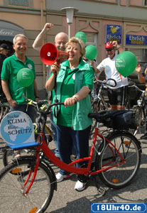 Lindenstraße: Auf gehts: Helga (Marie-Luise Marjan) sammelt ihre Mitstreiter am Umwelttag zur gemeinsamen Sternfahrt Richtung Marienplatz.