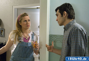 Lindenstraße: Der stolze Grieche übt sich in Demut: Vasily (Hermes Hodolides) klingelt bei Sandra (Jennifer Steffens) und entschuldigt sich für sein grobes Verhalten.