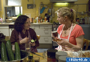 Lindenstraße: Glückliche Zweier-Beziehung: Sandra (Jenniger Steffens) hat Vasily verziehen und arbeitet ab heute wieder neben Elena (Domna Adamopoulou) im Akropolis.