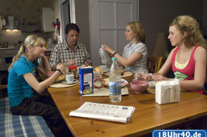 Lindenstraße: Frühstück zwischen Umzugskartons: Die Stadlers fühlen sich wohl in ihrer neuen Wohnung. Fragt sich nur, ob Opa Adi das auch so sieht. Er soll erst heute einziehen. (v.l. Cynthia Cosima, Christian Rudolf, Tanja Frehse, Clara Dolny).