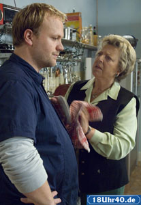 Lindenstra&szlig;e: Klaus (Moritz A. Sachs) hat seinen Job bei der Zeitung gek&uuml;ndigt. Helga (Marie-Luise Marjan) kann diese rasche Reaktion auf den Artikel &uuml;ber Anna nicht nachvollziehen.