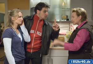 Lindenstra&szlig;e: Zoff im Hause Dagdelen: Lisa (Sontje Peplow, li) und Murat (Erkan G&uuml;nd&uuml;z) sind erschrocken &uuml;ber Dagmars (Judith von Radetzky) Handgreiflichkeiten und werfen sie hinaus.