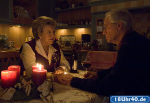 Lindenstra&szlig;e: Am Ende eines langen Weihnachtstages: Hans (Joachim Hermann Luger) sch&uuml;ttet sein Herz bei Helga (Marie-Luise Marjan) aus.