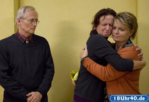 Lindenstraße: Weihnachten im Gefängnis: Anna (Irene Fischer, M) freut sich, dass Hans (Joachim Hermann Luger) auch Gabi (Andrea Spatzek) zu Besuch mitgebracht hat.