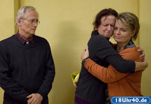 Lindenstra&szlig;e: Weihnachten im Gef&auml;ngnis: Anna (Irene Fischer, M) freut sich, dass Hans (Joachim Hermann Luger) auch Gabi (Andrea Spatzek) zu Besuch mitgebracht hat.