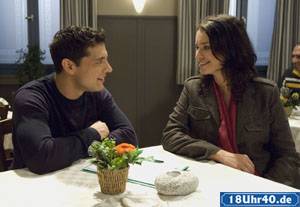 Lindenstraße: Enzo (Toni Snetberger) freut sich mit Angelina (Daniela Bette). Seine Schwester hat die Abschlussprüfung als Maklerin bestanden.