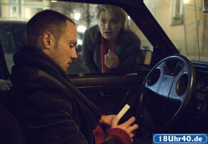 Lindenstraße: Gabi (Andrea Spatzek) stellt Sebastian (Juri Padel) zur Rede. Sie will wissen, was dieser mit Timo besprochen hat.