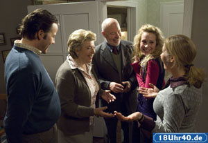 Lindenstraße: Freude bei Familie Stadler: Helga und Erich haben Josefine einen Ausbildungsplatz im Reisebüro angeboten (v.l. Christian Rudolf, Marie-Luise Marjan, Bill Mockridge, Clara Dolny, Tanja Frehse).