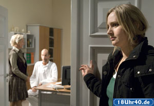 Lindenstraße: Lisa (Sontje Peplow, re) hört mit, wie sehr Carsten (Georg Uecker) seine neue Mitarbeiterin Hanne (Wookie Mayer) lobt.