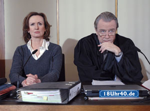 Lindenstraße: Anna (Irene Fischer) und Rechtsanwalt Ries (Axel Siefer) in gespannter Erwartung: Das Gericht verkündet das Urteil.