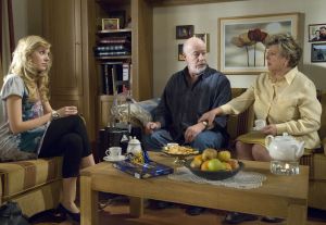 Lindenstraße: Josi (Clara Dolny) will von Helga (Marie-Luise Marjan) und Erich (Bill Mockridge) wissen, ob sie ihre Ausbildung im Reisebüro fortsetzen kann.