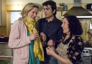 Lindenstraße: Elena (Domna Adamopoulou, r) und Vasily (Hermes Hodolides) bestärken Sandra (Jennifer Steffens) darin, ein Mittel gegen ihre Sommergrippe zu nehmen.