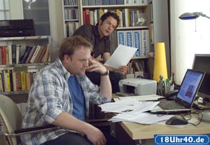 Lindenstraße: Alex (Joris Gratwohl, re) fragt sich, ob Klaus (Mortiz A. Sachs) Recherche wirklich zu einer heißen Spur führt.