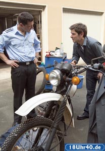 Lindenstraße: Timo (Michael Baral, re) gibt Enzo (Toni Snetberger) Nachhilfe in Sachen Motorradreparatur.
