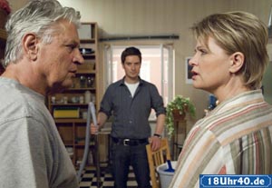 Lindenstraße: Timo (Michael Baral, mi) ist noch immer Haupt-Streitpunkt zwischen Gabi (Andrea Spatzek) und Andy (Jo Bolling).