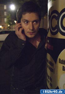 Lindenstraße: Timo (Michael Baral) erhält telefonische Anweisungen von Sebastian. Am geplanten Anschlag führt anscheindend kein Weg vorbei.